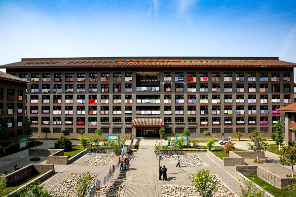 Xi'an university offers quilt-drying service to students 