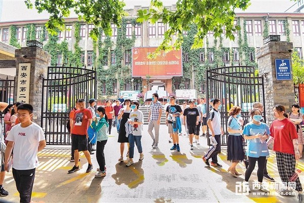 Nearly 60,000 Xi'an students sit for gaokao 