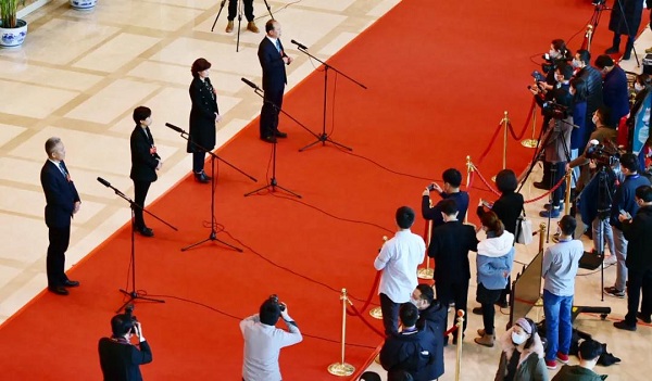 Group interviews for members, deputies held at Xi'an two sessions