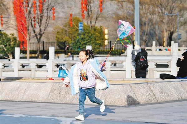 Xi'an locals enjoy charming spring scenery 