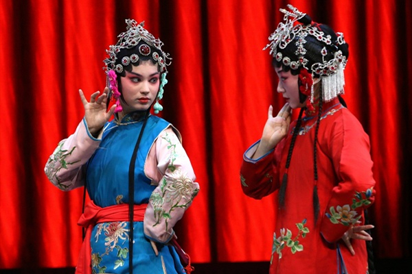 Intl students try their hand at Qin Opera  