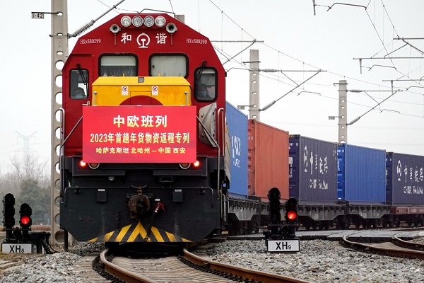 China-Europe freight train takes New Year's goods to Xi'an