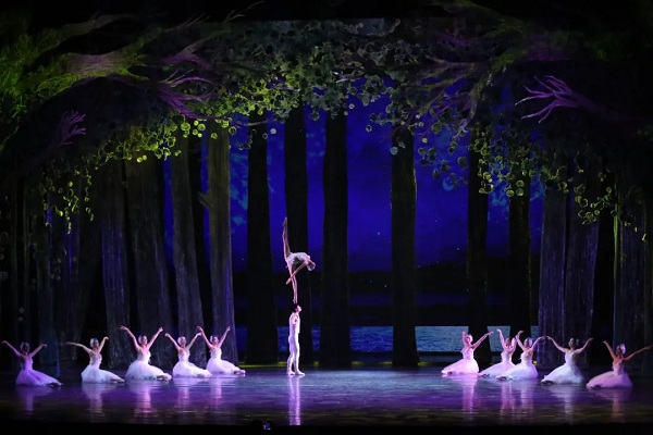 Xi'an troupe-produced acrobatic ballet a hit in Singapore 