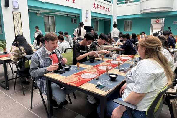 Intl students immerse in tea culture course