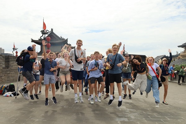 American students get closer to Shaanxi culture during summer camp