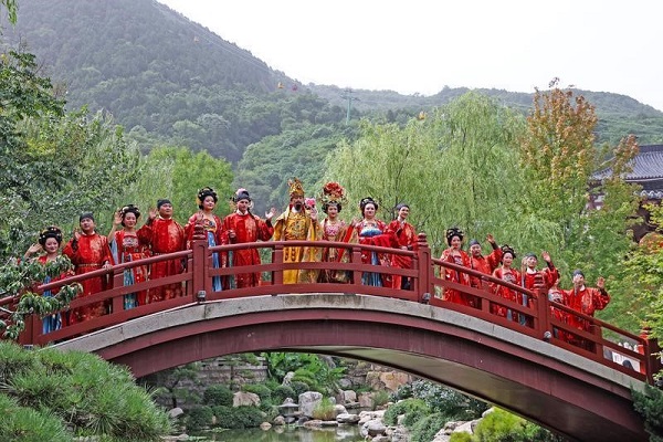 Huaqing Palace offers Qixi Festival Tang Dynasty wedding experience