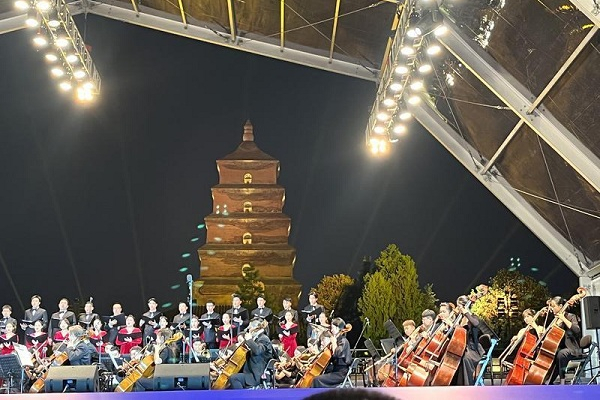 Xi'an Symphony Orchestra stages outdoor extravaganza