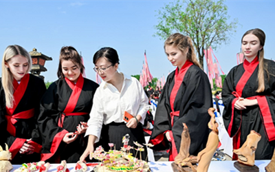 Chinese, intl students explore Silk Road culture in Xi'an