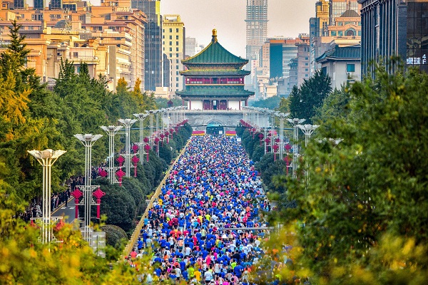 35,000 runners hit the road for Xi'an Marathon