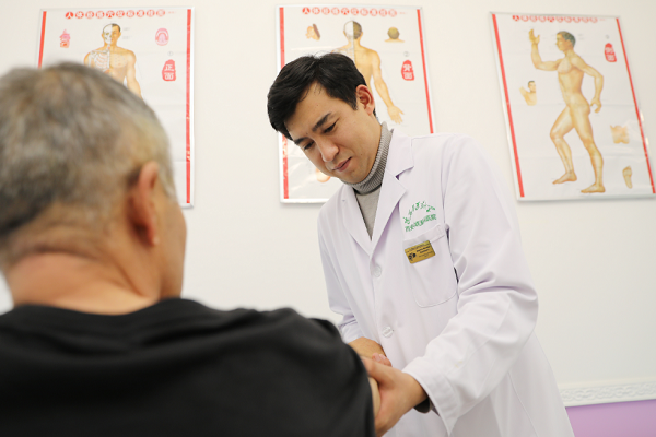 Kazakhstani helps spread TCM to benefit local population