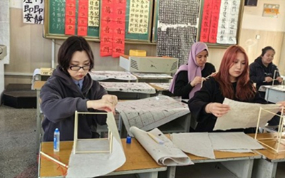 Intl students embark on immersive papermaking experience