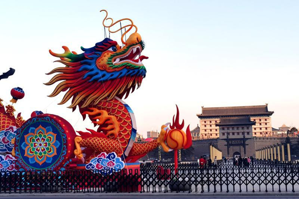 Auspicious dragon lanterns illuminate Yongning Gate Square in Xi'an