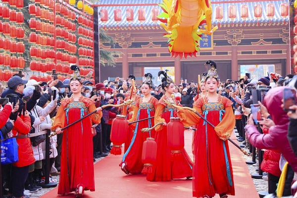 Chang'an Lantern Market kicks off in Xi'an