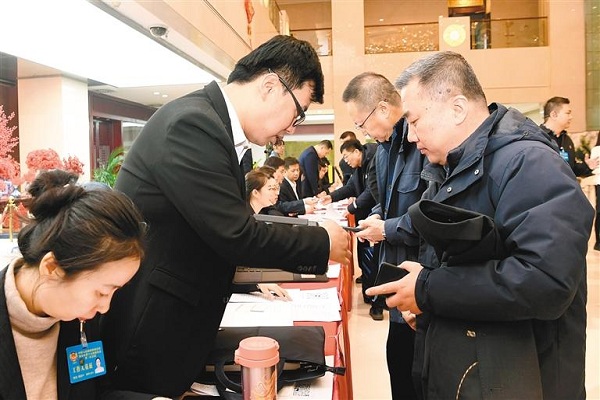 CPPCC Xi'an Committee members arrive to attend plenary session