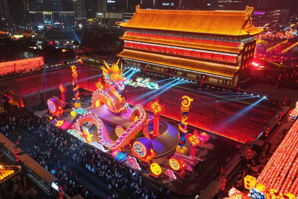 Xi'an kicks off Spring Festival with lantern show