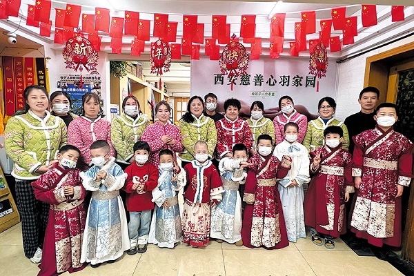 'Momma Chang' provides free home to families with sick kids in Xi'an