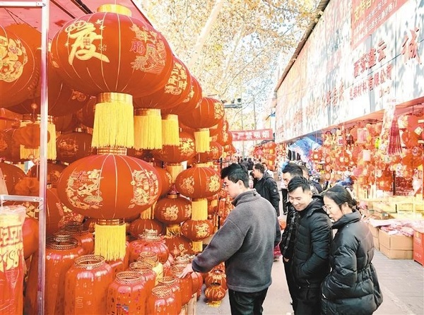 Stocking up for Chinese New Year: Xi'an immerses in festive spirit